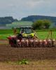 Landwirtschaftliche Bodenbearbeitung und Maisaussaat mit Unterfußdüngung
